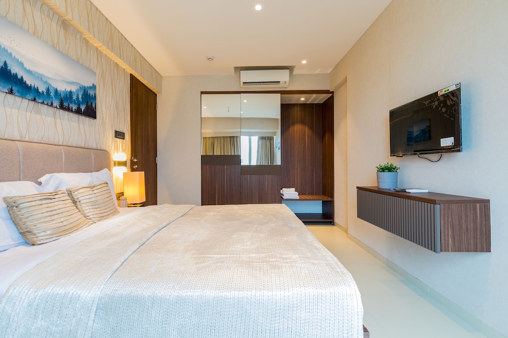 Suite Room with Balcony - Photo 2