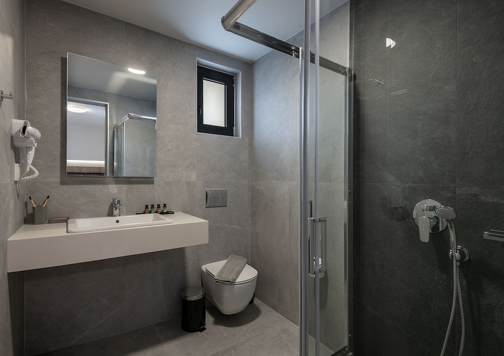 Deluxe Double Room thumbnail 5