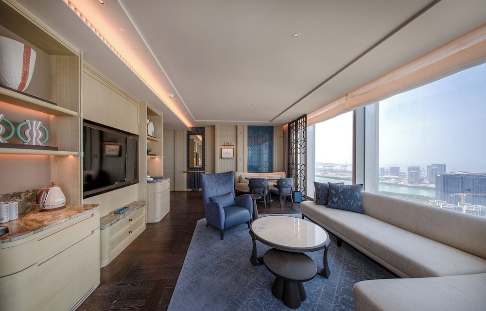 Suite, 1 King Bed, City View