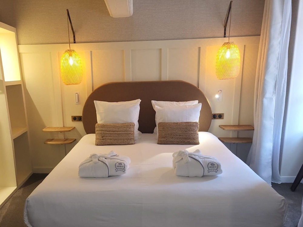 Deluxe Double Room - Photo 9