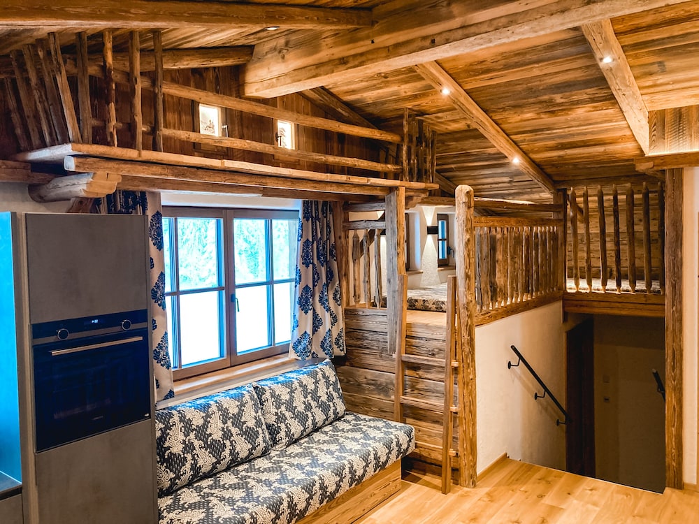 Romantic Chalet, 3 Bedrooms, Non Smoking, Mountain View