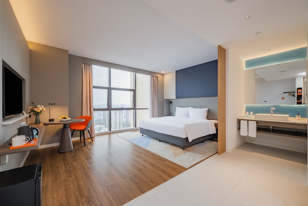 Standard Room, 1 King Bed (High Floor) - Photo 1