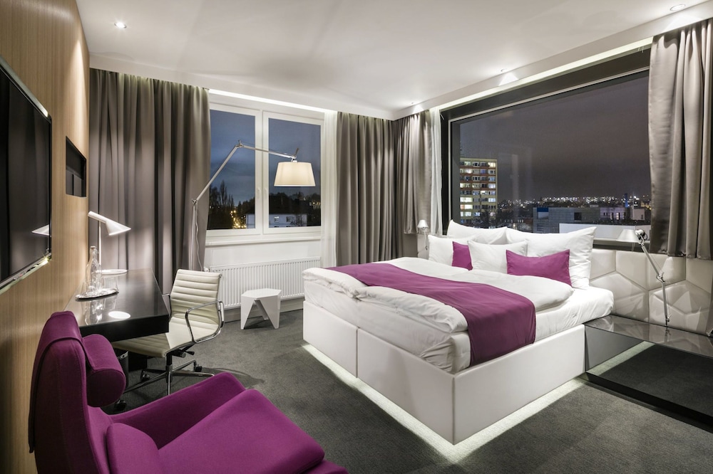 Deluxe Double Room Single Use (with Whirlpool)