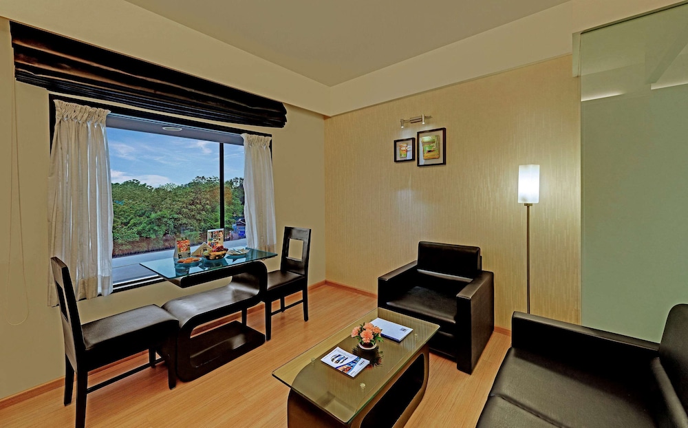 Business Suite, 1 Double Bed, Smoking photo 3
