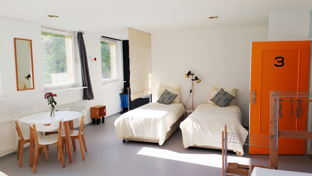 City Apartment, Multiple Bedrooms, Private Bathroom