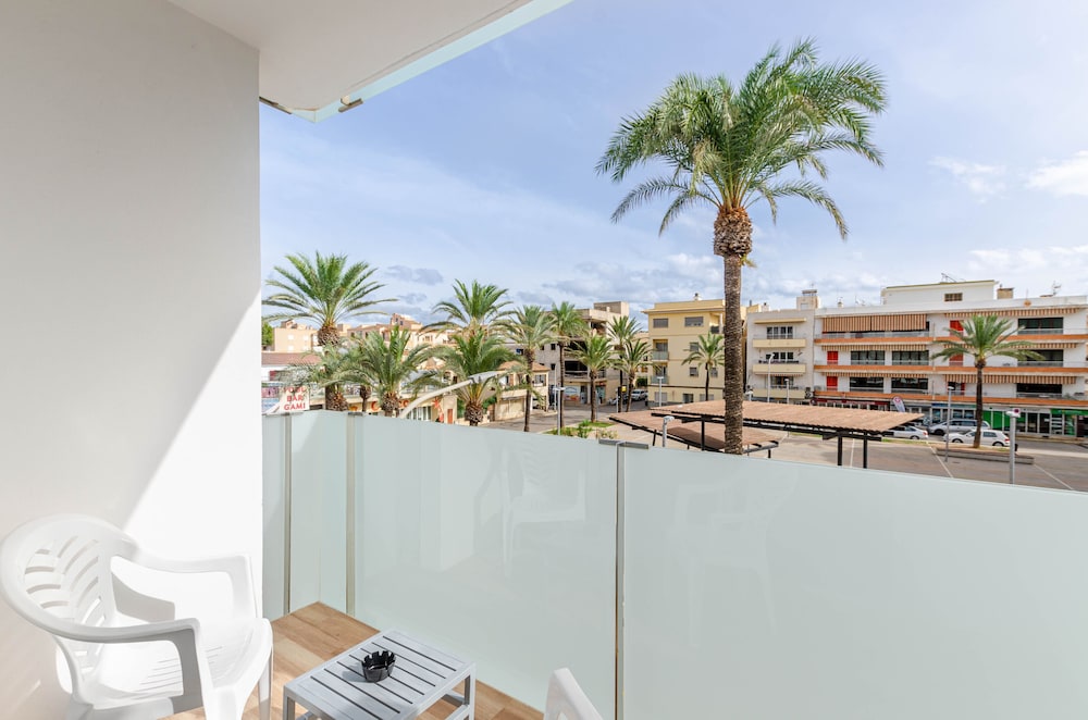 Superior Double Room, Balcony thumbnail 5