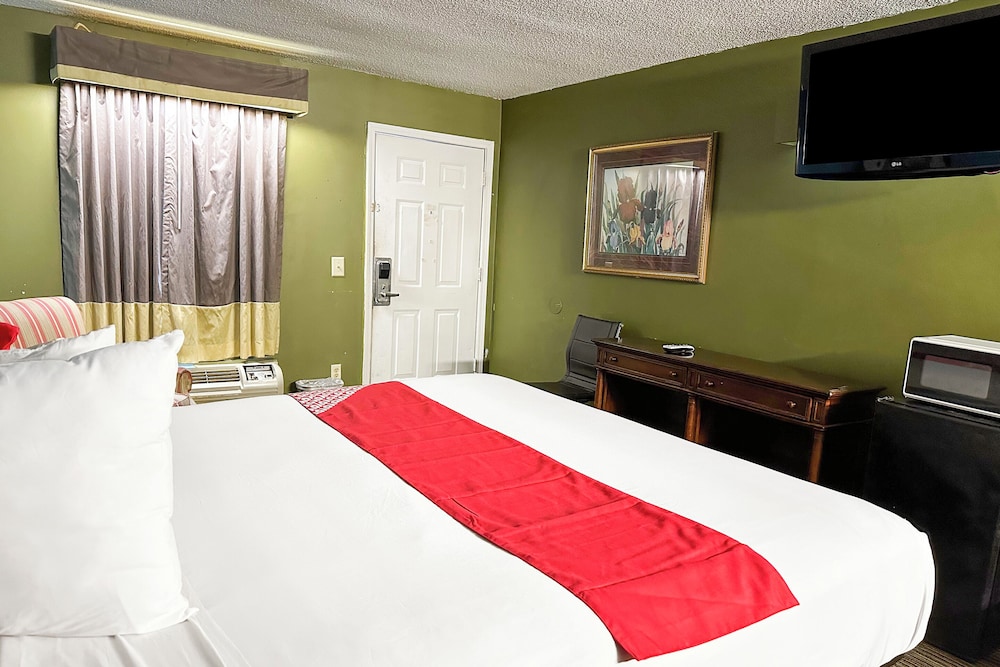 Room (King Bed Accessible Smoking) - Photo 5