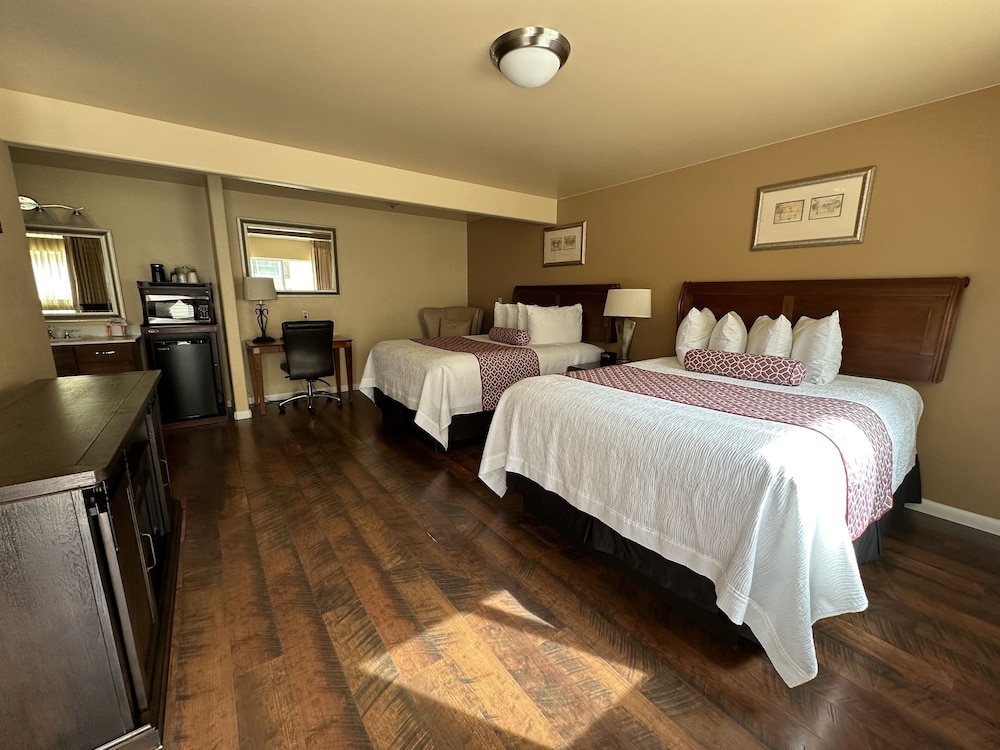 Suite, 2 Bedrooms (1 King and 2 Queens)