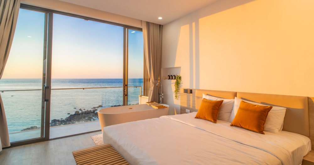 Superior Double Room, 1 King Bed, Balcony, Ocean View