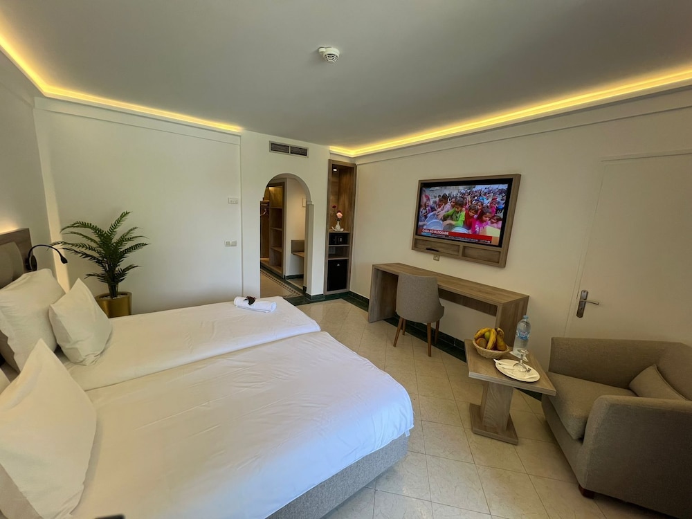 Superior Twin Room Pool View photo 1