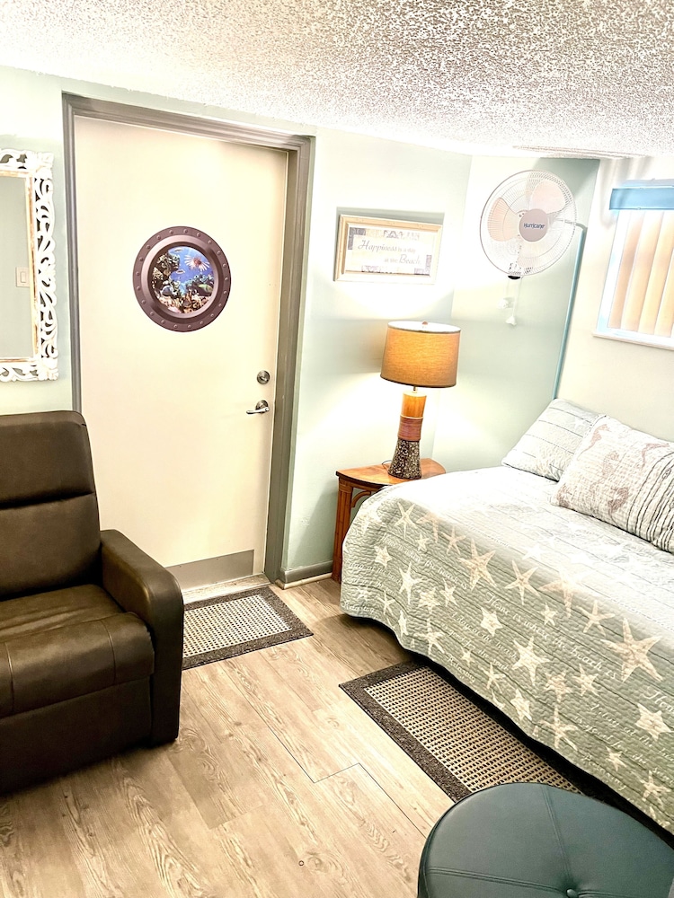Studio Suite, 1 Bedroom, Partial Ocean View, Ground Floor (Sandy Feet Retreat)