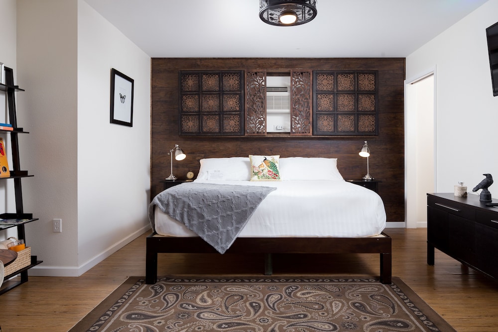 Signature Room, 1 King Bed with Sofa bed, Courtyard View (3)