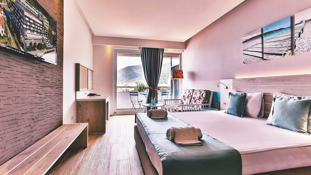 Family Room, Multiple Beds, Partial Sea View photo 1