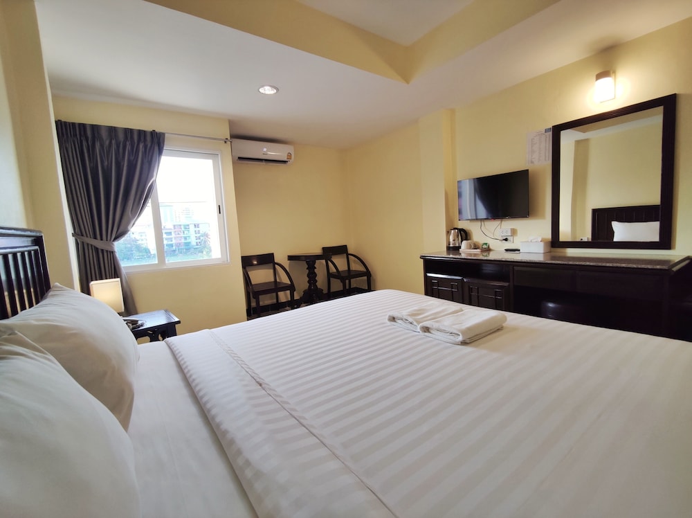 Standard Room, 1 King Bed, City View - Photo 6
