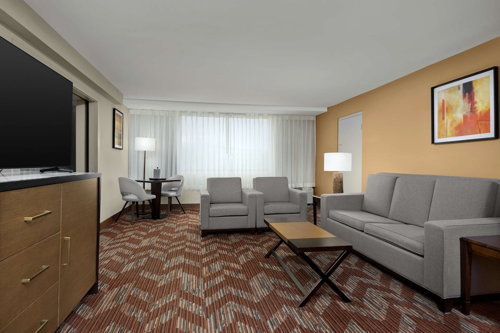 Suite, 1 King Bed - Photo 3