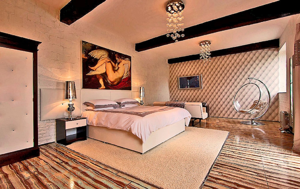 Swan Suite with private spa and garden photo 1