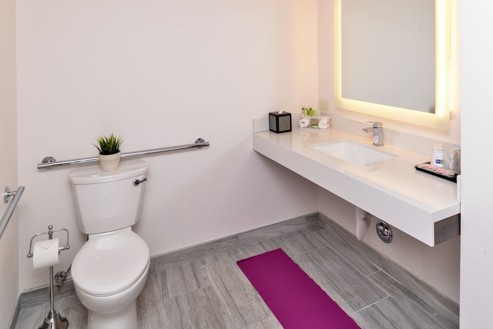 Standard Room, 1 King Bed, Accessible (Communications)