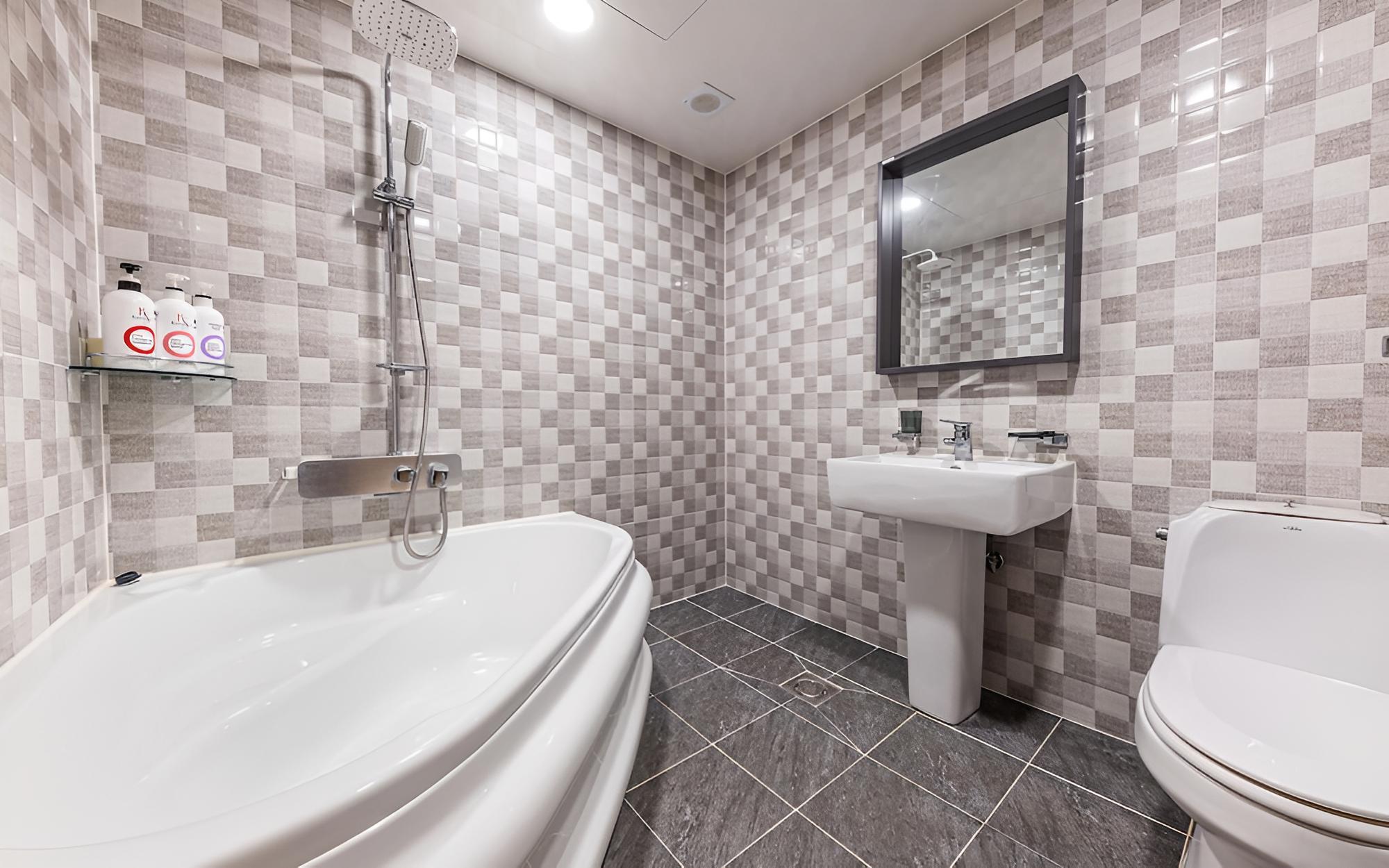 Room (Suite Twin (TWN sofa TV bathtub rain )