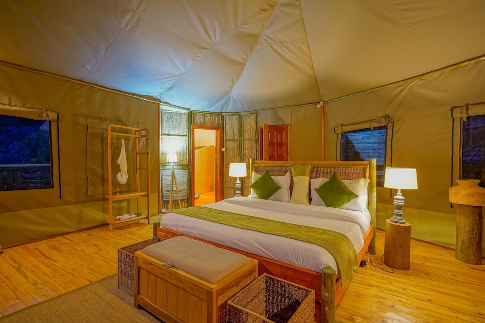 Luxury Double Room, 1 Queen Bed, Lake View, Lakeside photo 2