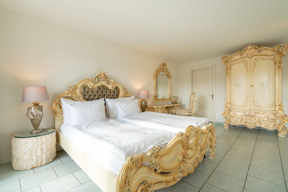 Honeymoon Suite - Photo 23