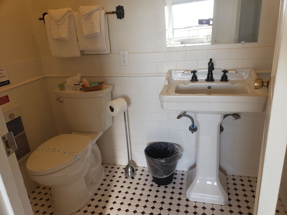 Standard Single Room, 1 King Bed, Ocean View photo 3