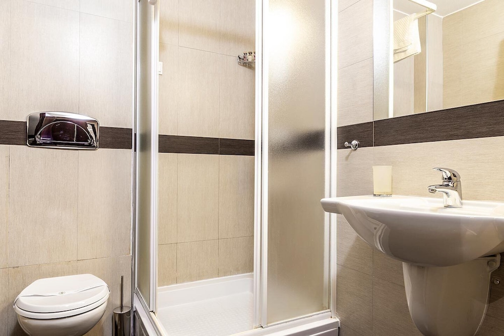 Standard Double or Twin Room - Photo 5