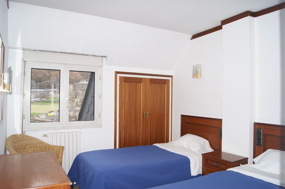 Economy Twin Room, 2 Twin Beds, Private Bathroom, Mountain View photo 1