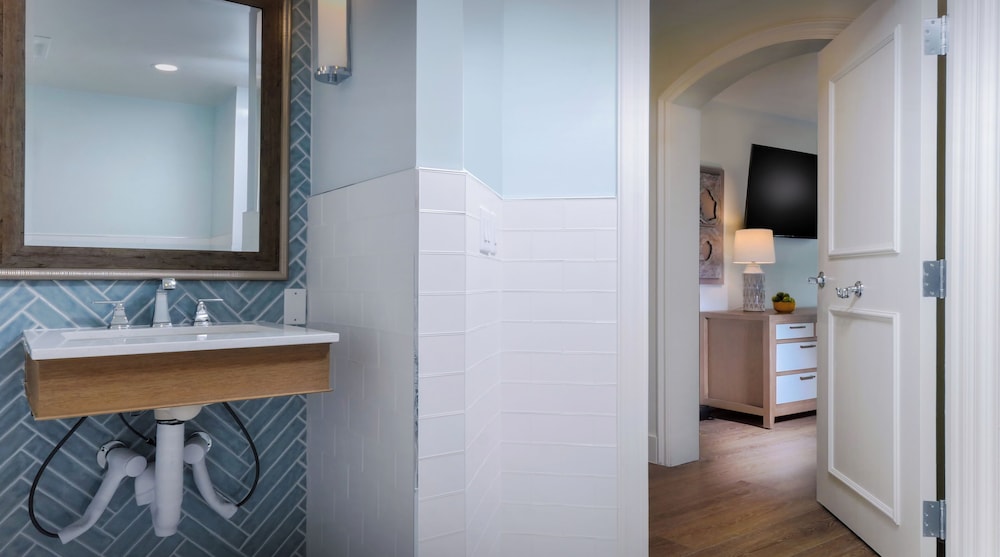 Superior Room, 1 King Bed, Mobility Accessible - Photo 3