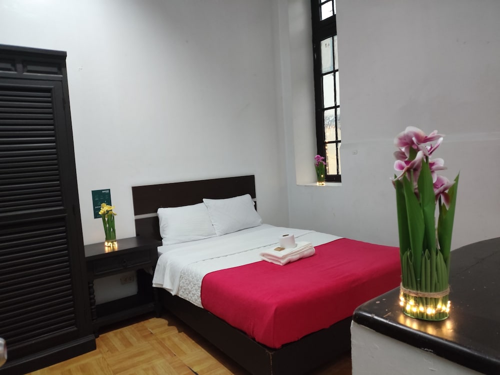 Basic Room, 1 Queen Bed, Smoking