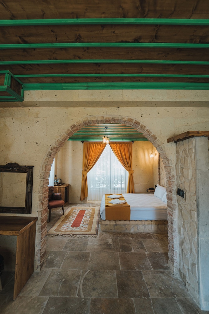 Deluxe Suite, 1 King Bed, Hot Tub, City View photo 3