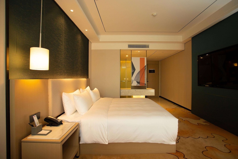 Executive Room, 1 King Bed, Smoking photo 1