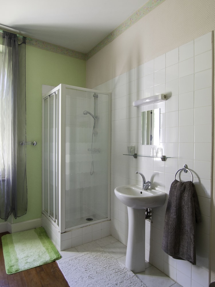 Room (Green) Shared Bathroom photo 2