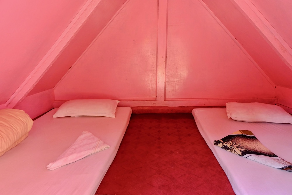 Basic Double Room, Shared Bathroom, Garden View photo 2