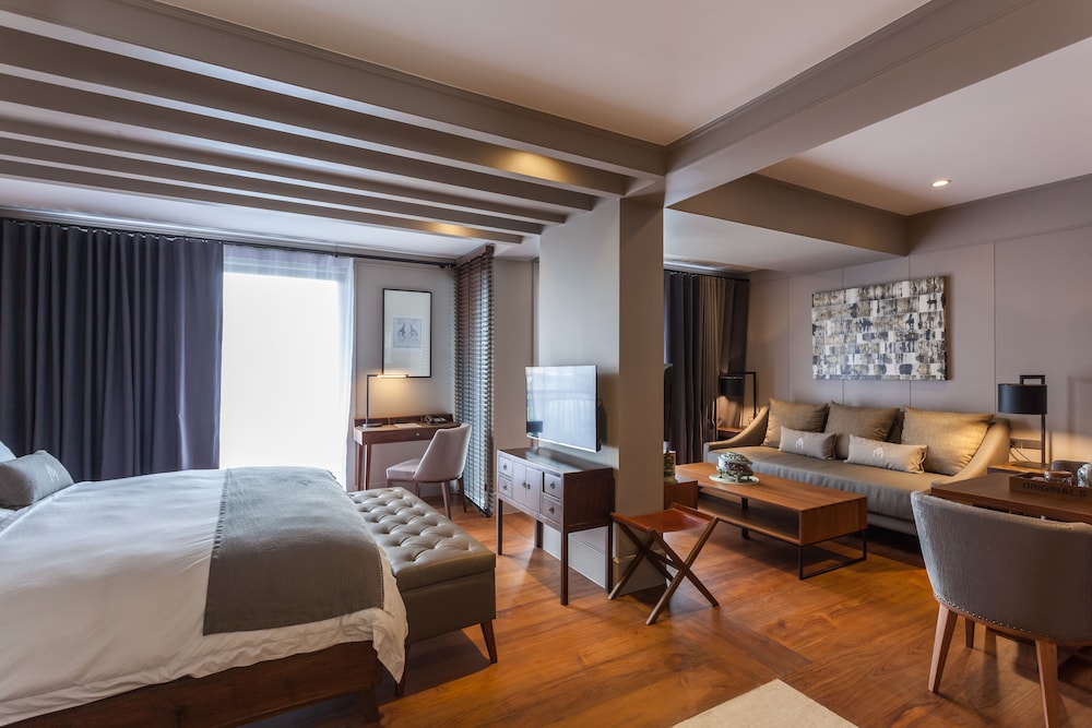 Deluxe Room, 1 King Bed photo 3