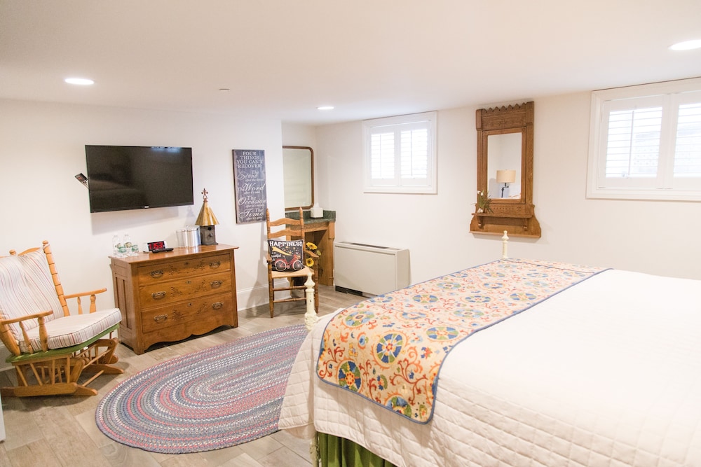 Room, Private Bathroom (Room 100)
