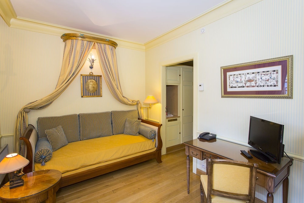 Suite, 1 King Bed, Non Smoking (Prunelle & Mirabelle)
