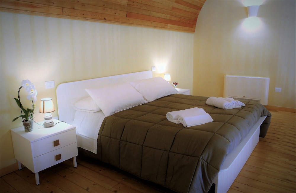 Deluxe Duplex, 1 Queen Bed with Sofa bed, Accessible, City View