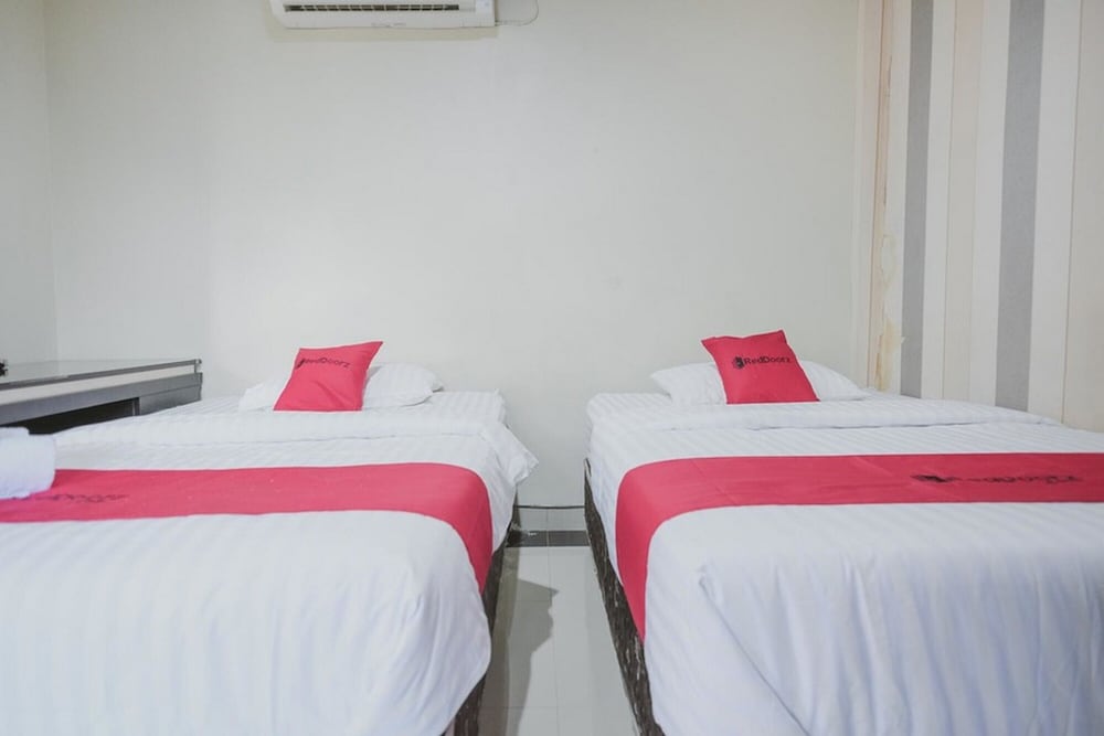 Twin Room (RedDoorz) - Photo 5