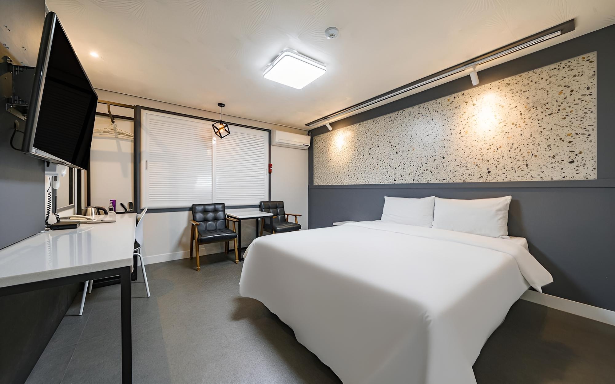 Room (Event Special (Netflix)) photo 1