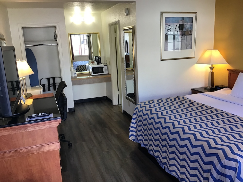 Standard Room, 1 Queen Bed photo 3