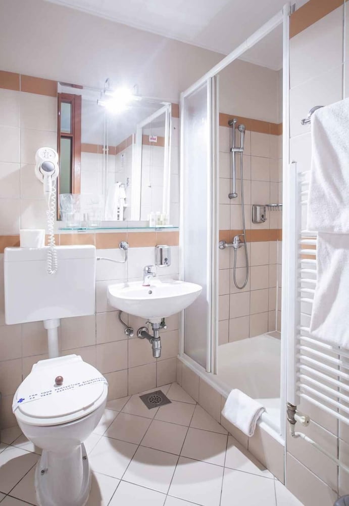 Twin Room + 2 22m² Courtyard/Park View with Balcony photo 3