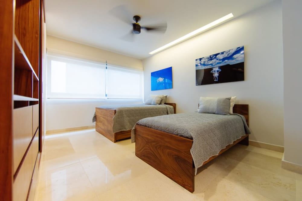 Business Townhome, 2 Bedrooms, Balcony