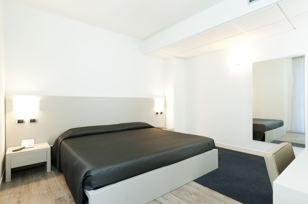 Comfort Room, 1 King Bed, Non Smoking - Photo 12