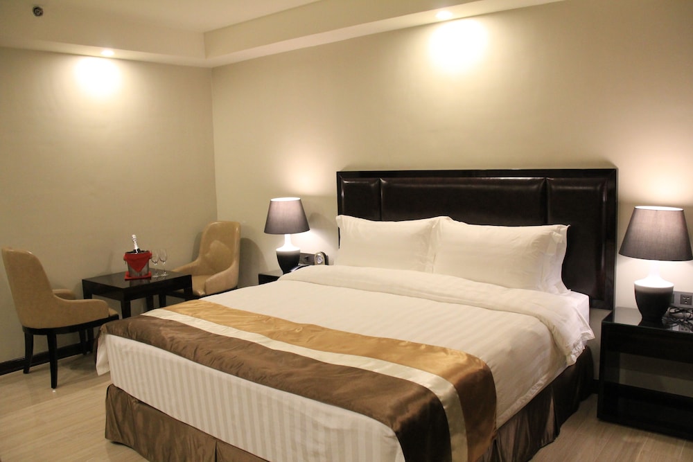 Deluxe Room, 1 King Bed, Bathtub, Poolside photo 3