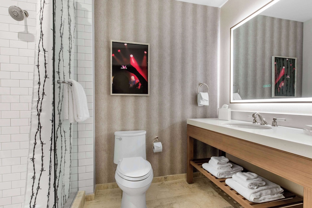 Deluxe Room, 1 King Bed, Non Smoking, Corner (City View)