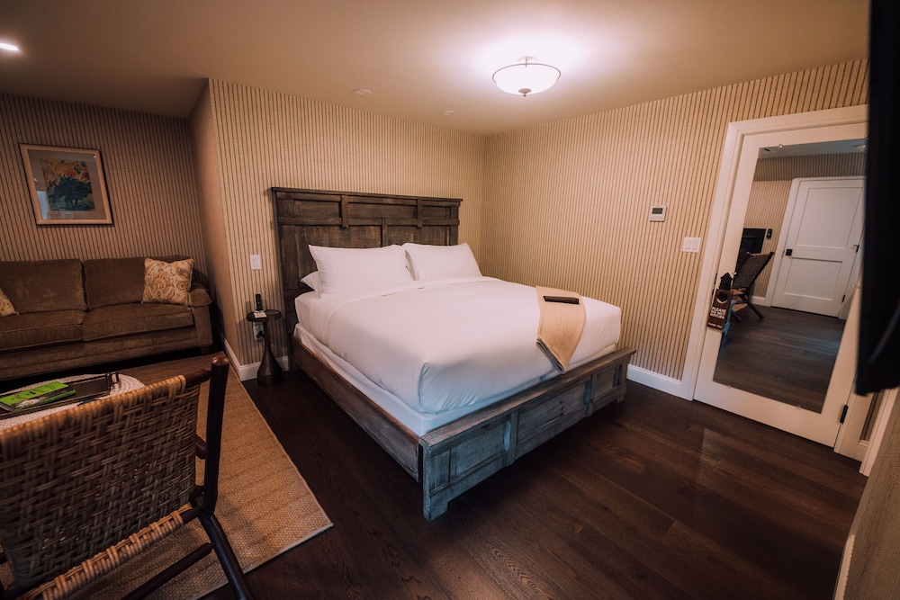 Catskill Junior Suite with Fireplace photo 1