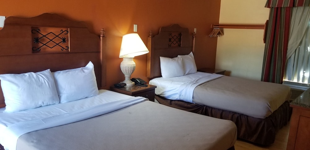 Deluxe Room, 1 King Bed, Non Smoking photo 2