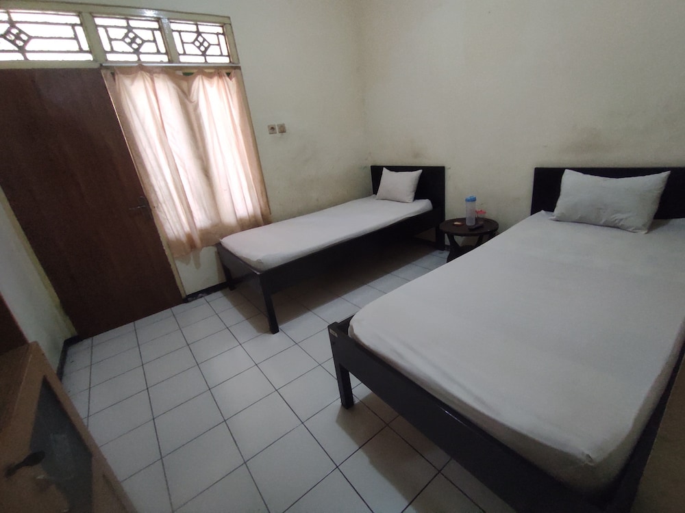 Basic Twin Room photo 3