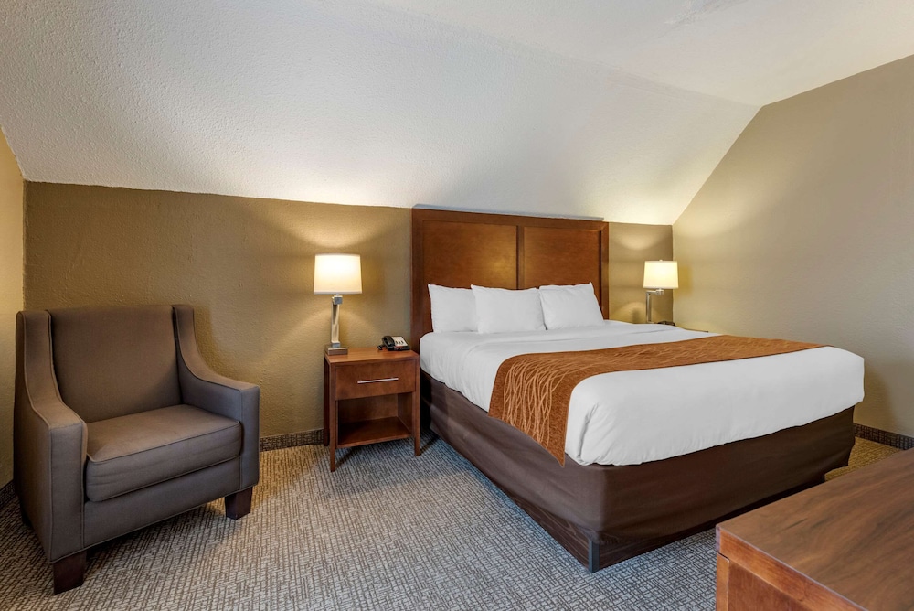 1 King Bed, 2 room suite, Jetted Tub photo 2