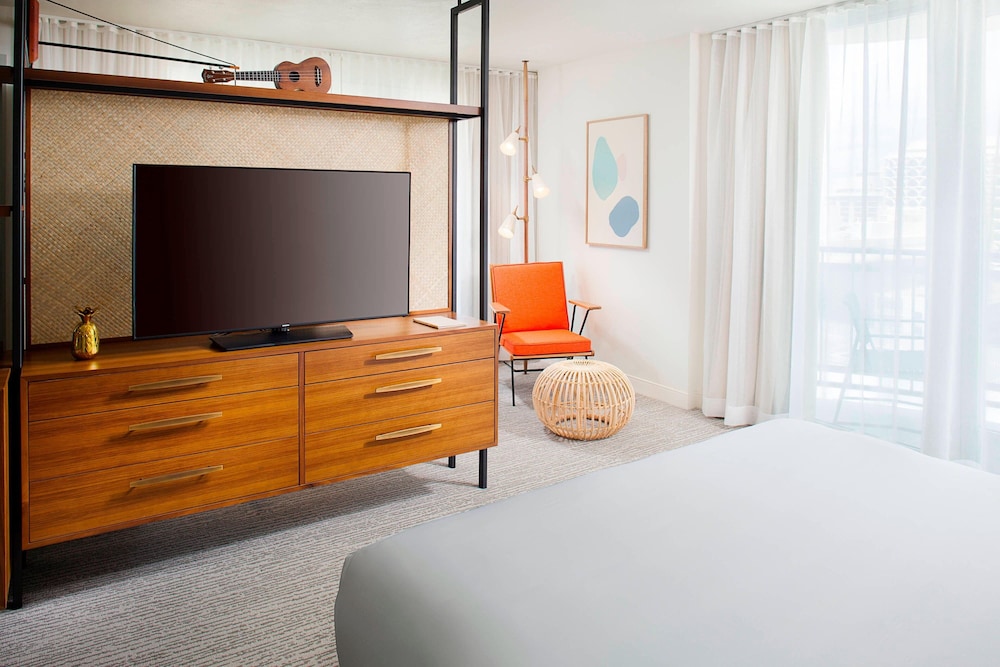 Suite, 1 King Bed, Balcony (Corner)